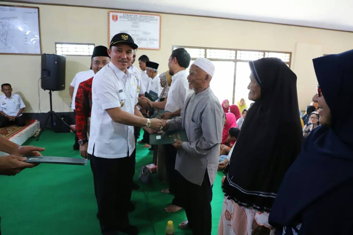 Bupati Lampung Barat serahkan 488 sertifikat