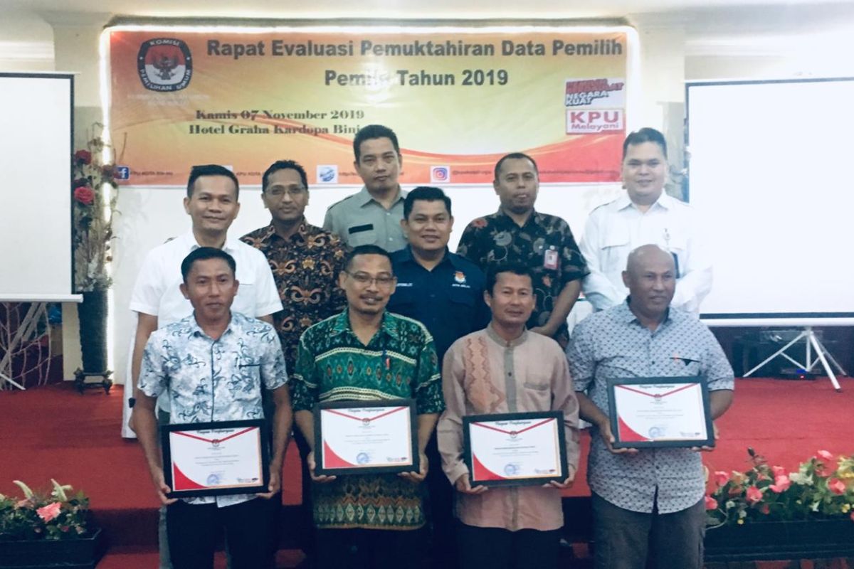 KPU Binjai beri penghargaan PPK