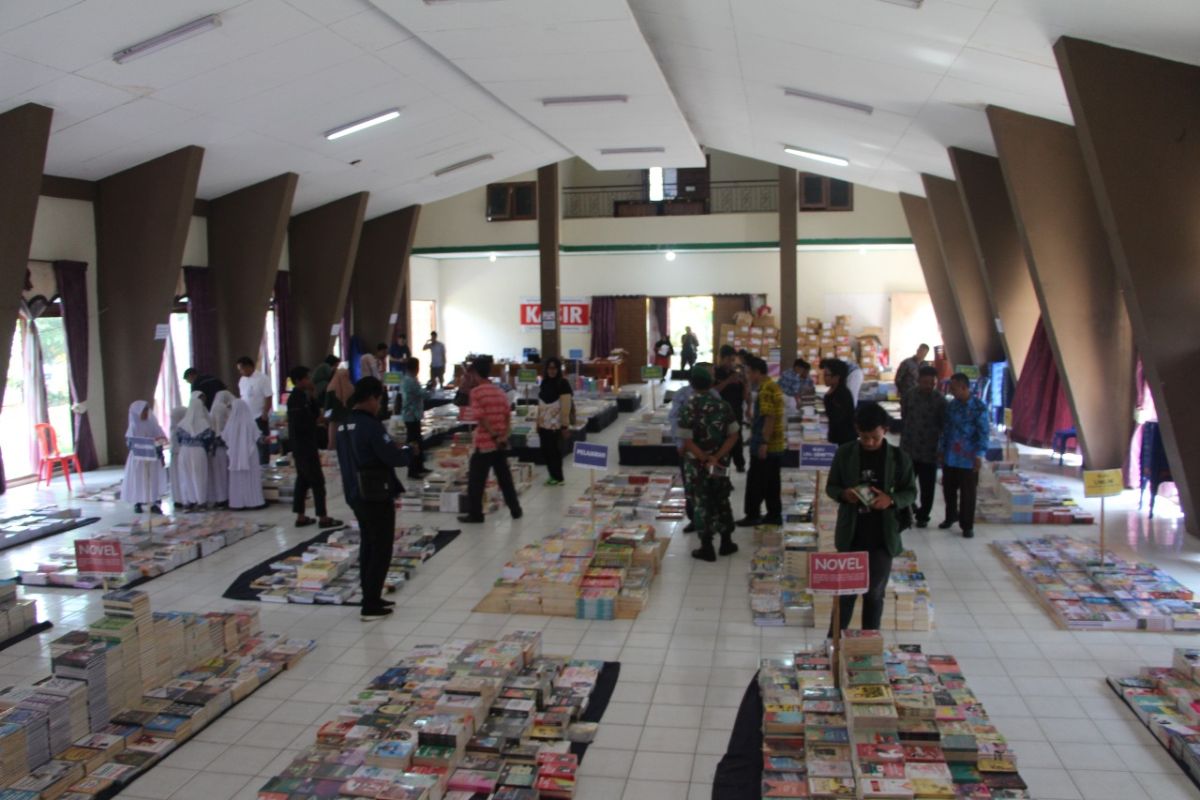 Sekda Paser Imbau Masyarakat Ramaikan Bazar Buku