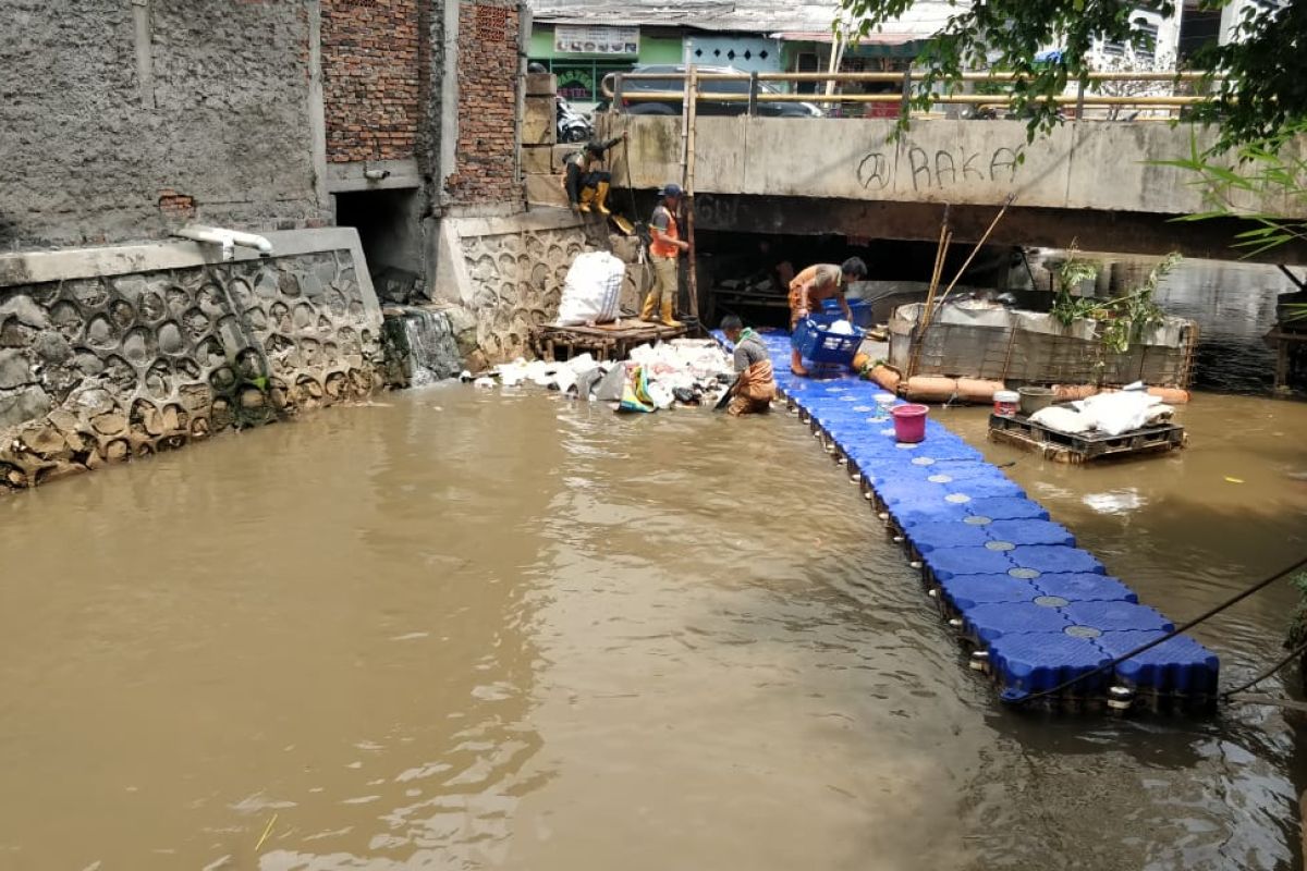 Jaktim pasang sekat antisipasi limbah warga menuju BKT