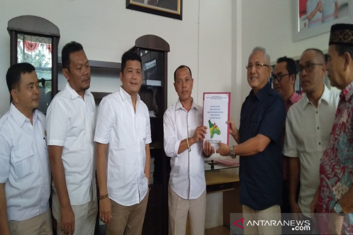Sofwat Nasution kembalikan formulir pendaftaran ke Gerindra Madina