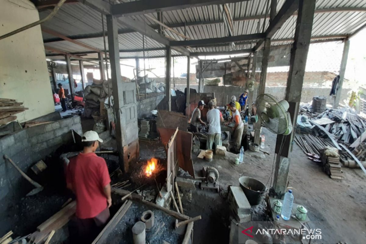 Digempur impor, perajin alat pertanian tradisional ini tetap bertahan