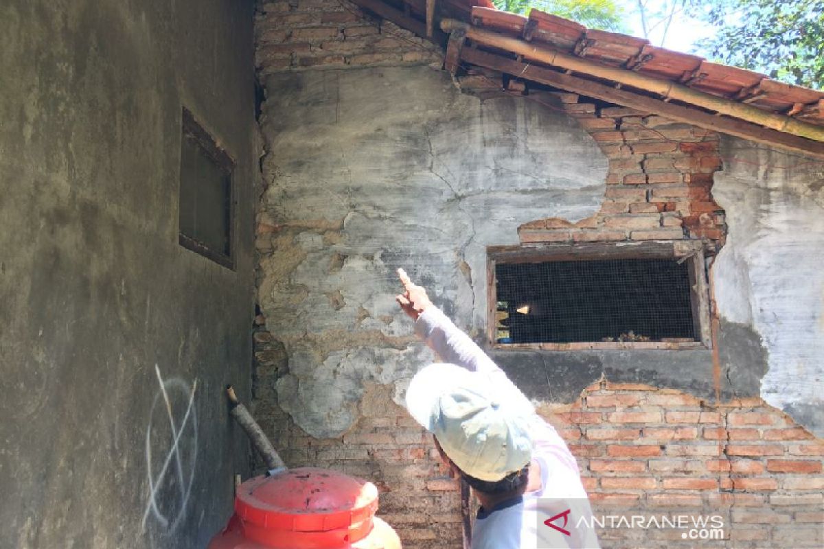 Rumah warga Tambaksari Ciamis terancam longsor akibat gerakan tanah