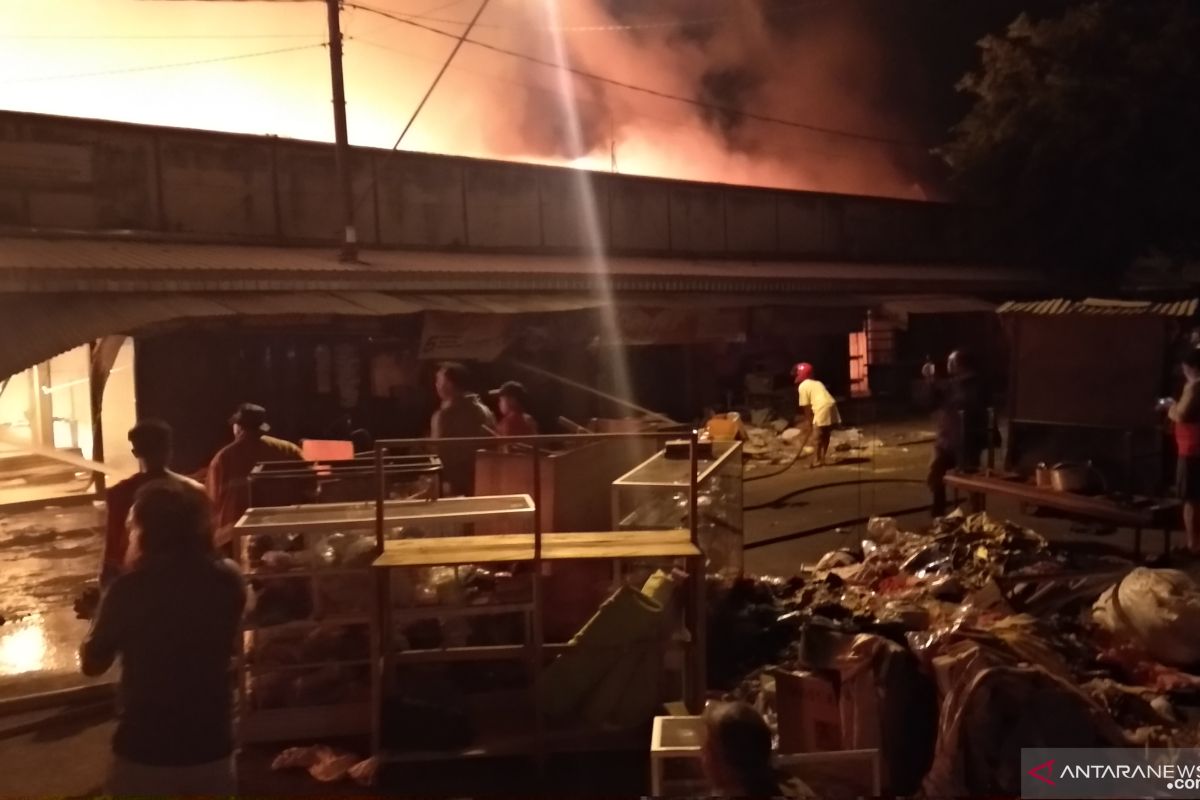 Pasar Ngunut Tulungagung terbakar (Video)