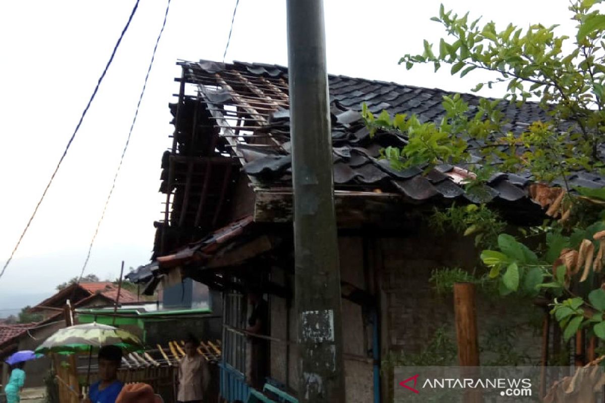 Angin puting beliung rusak rumah warga di Garut