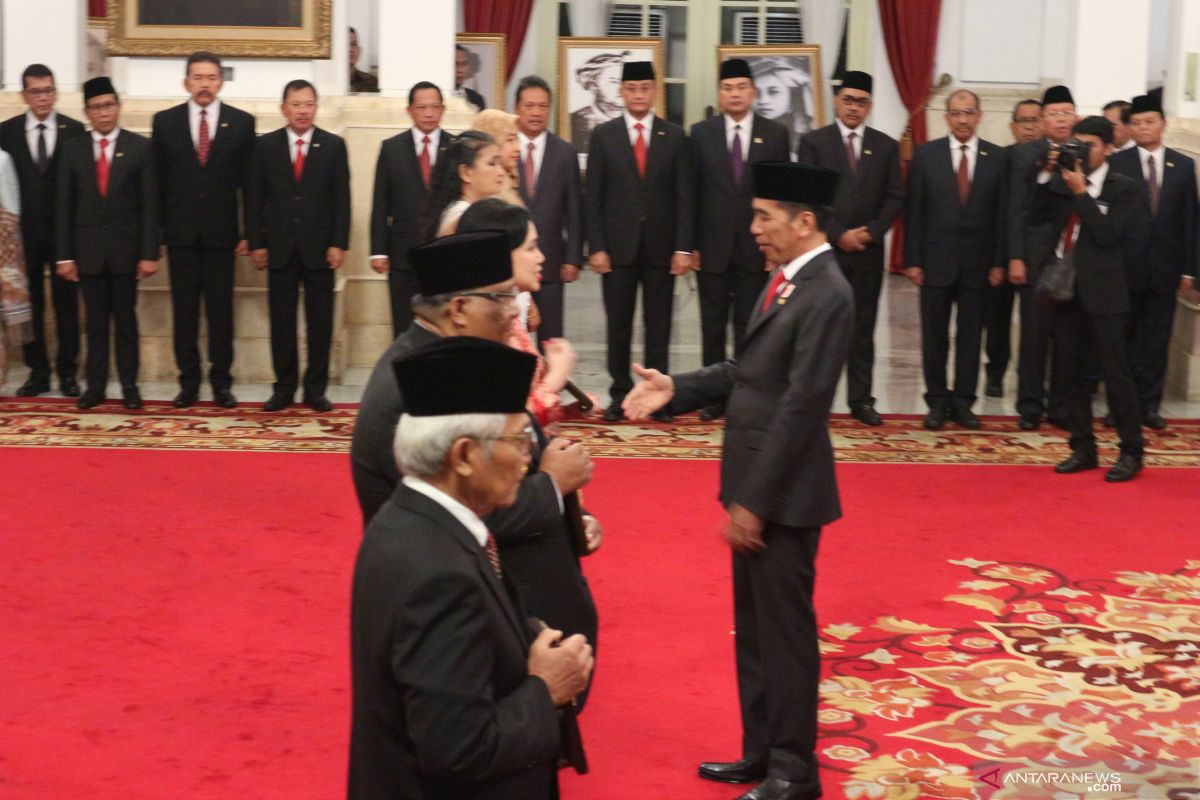 Jokowi confers National Hero titles on first UGM rector, five figures