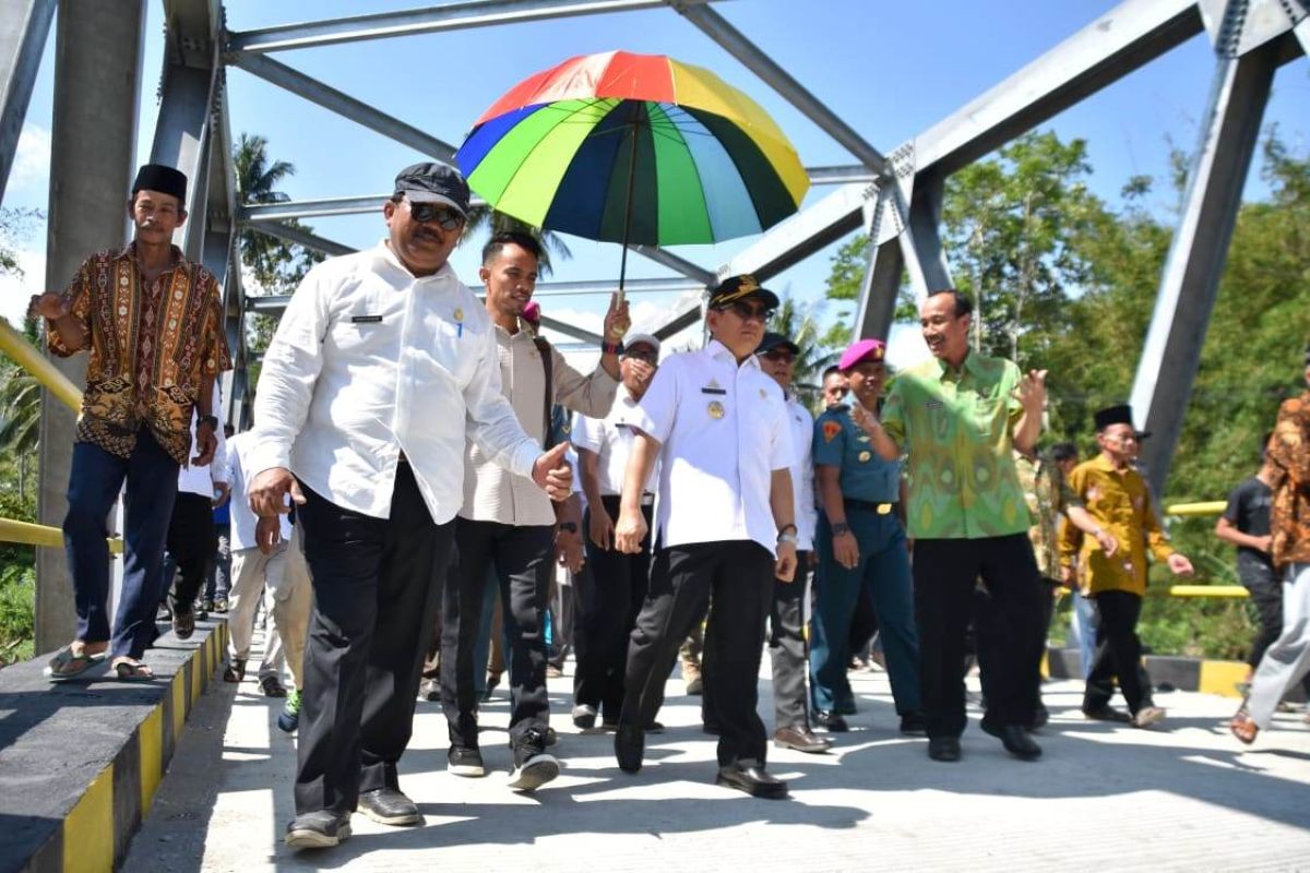 Gubernur Sulbar resmikan jembatan Sungai Mandar penghubung antardesa