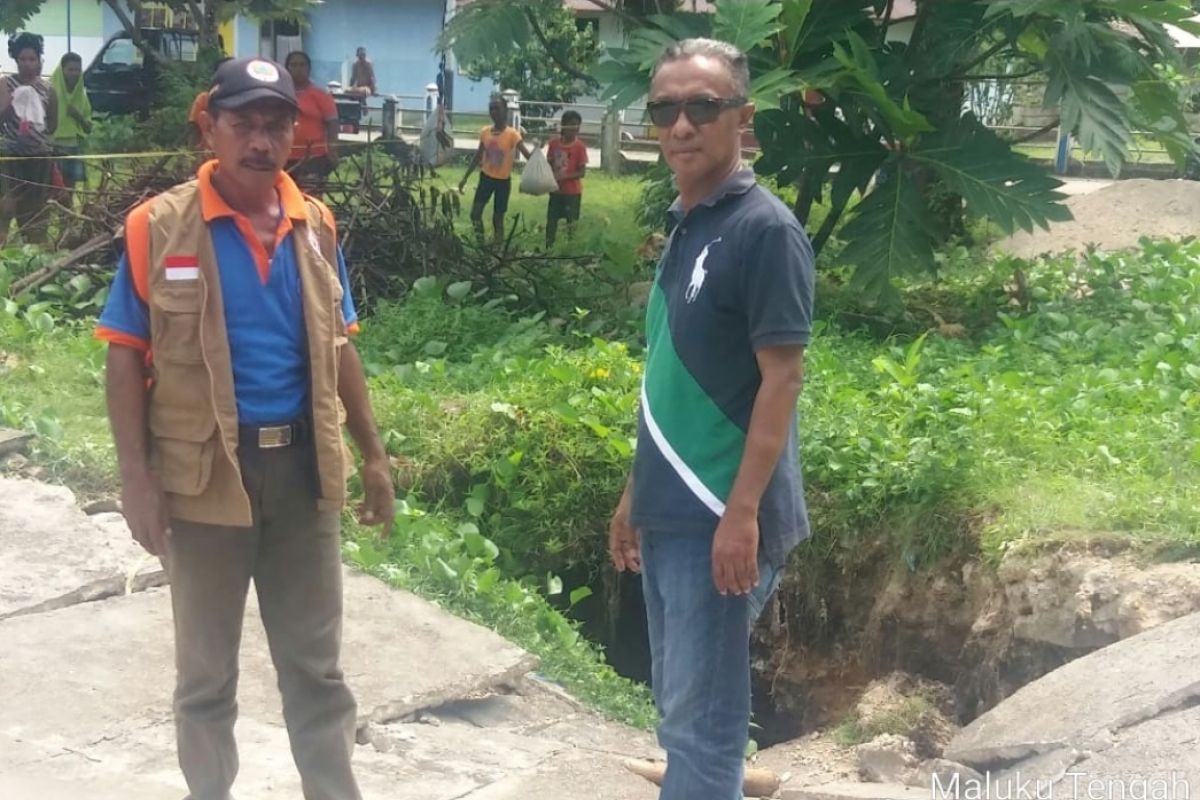 Tim PVMBG Bandung teliti tanah retak   di Pulau Nusalaut