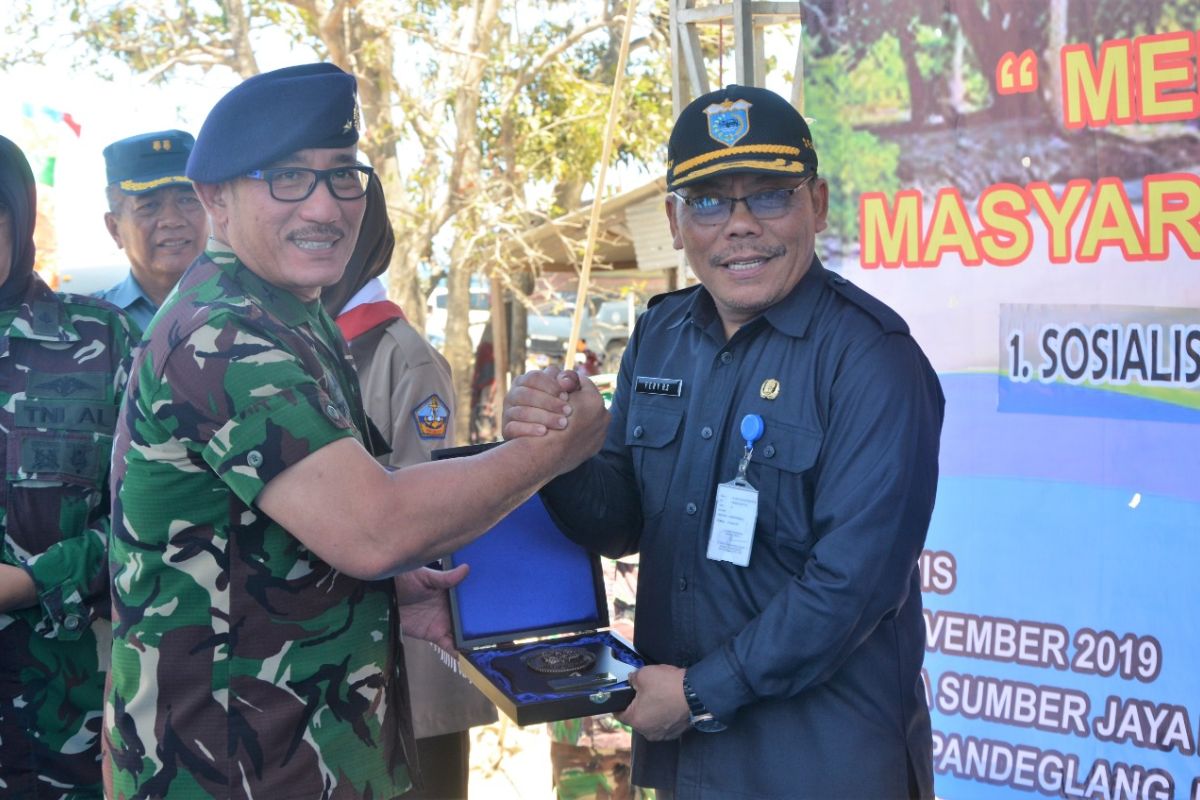 Lanal Banten salurkan bantuan 30 unit perahu nelayan