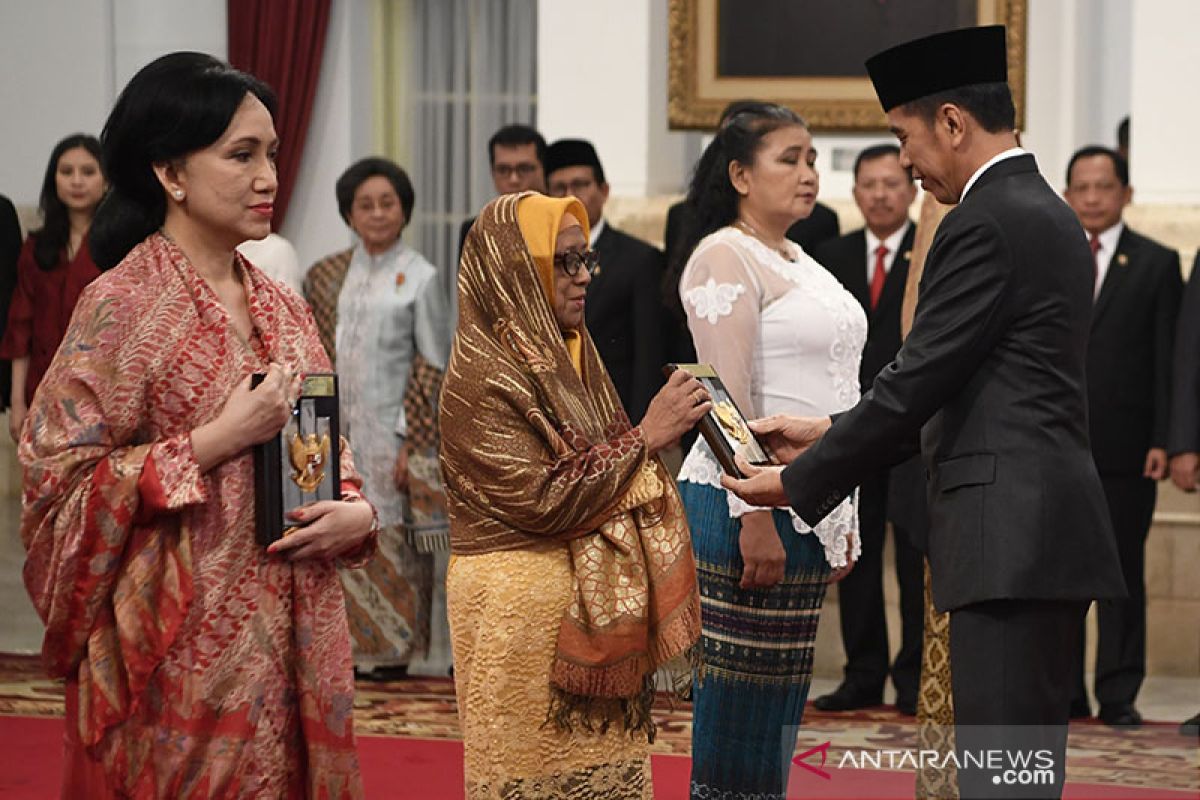 Presiden Jokowi beri gelar pahlawan kepada enam tokoh