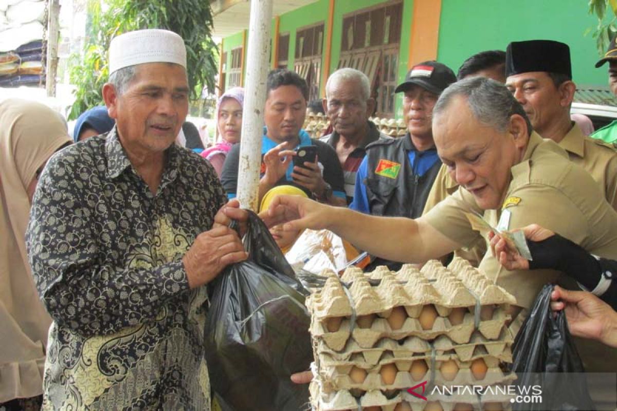 Warga Palu borong  kebutuhan pokok di bazar murah