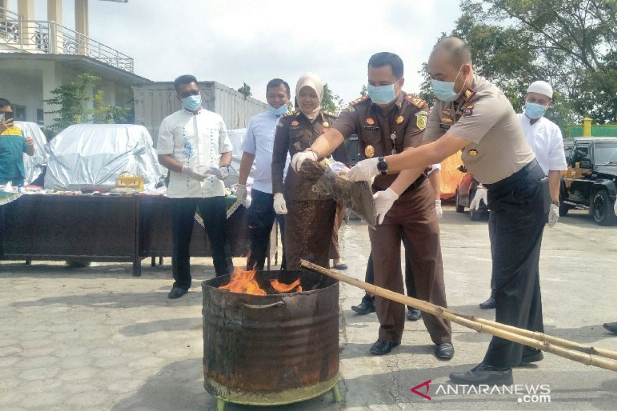 Kejari Pariaman musnahkan 1,6 kilogram narkotika dari puluhan perkara yang sudah inkrah