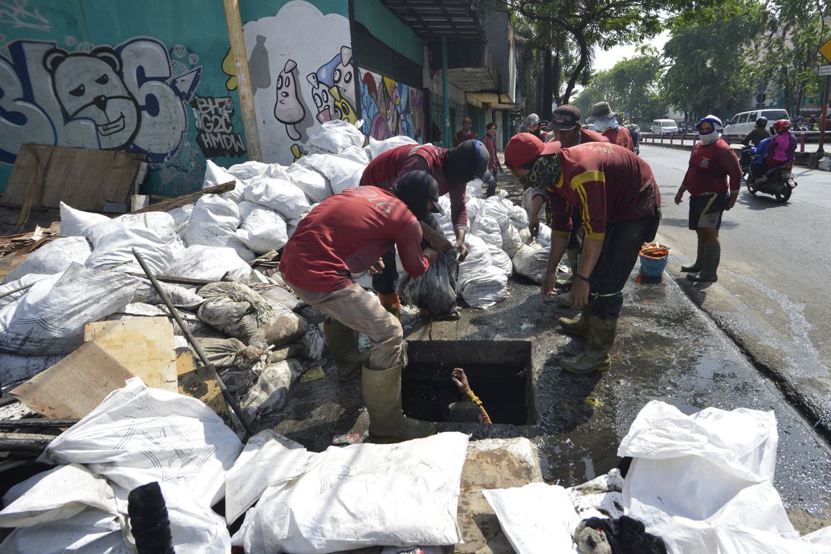 Banyak saluran air di Surabaya alami pendangkalan, rentan banjir saat hujan