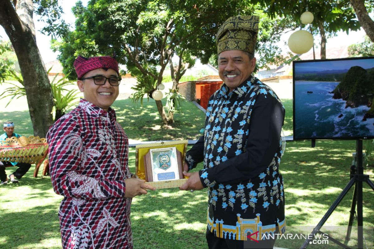 Bupati Siak ajak camatnya belajar implementasi Smart Kampung di Banyuwangi