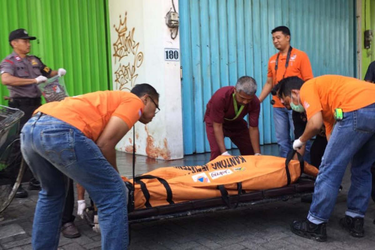 Polisi selidiki temuan pria tewas di depan ruko