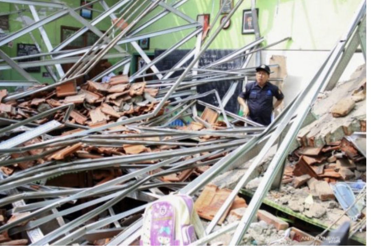 Siswa sekolah ambruk Pasuruan numpang belajar di Ponpes Al-Ghofuriyah (Video)