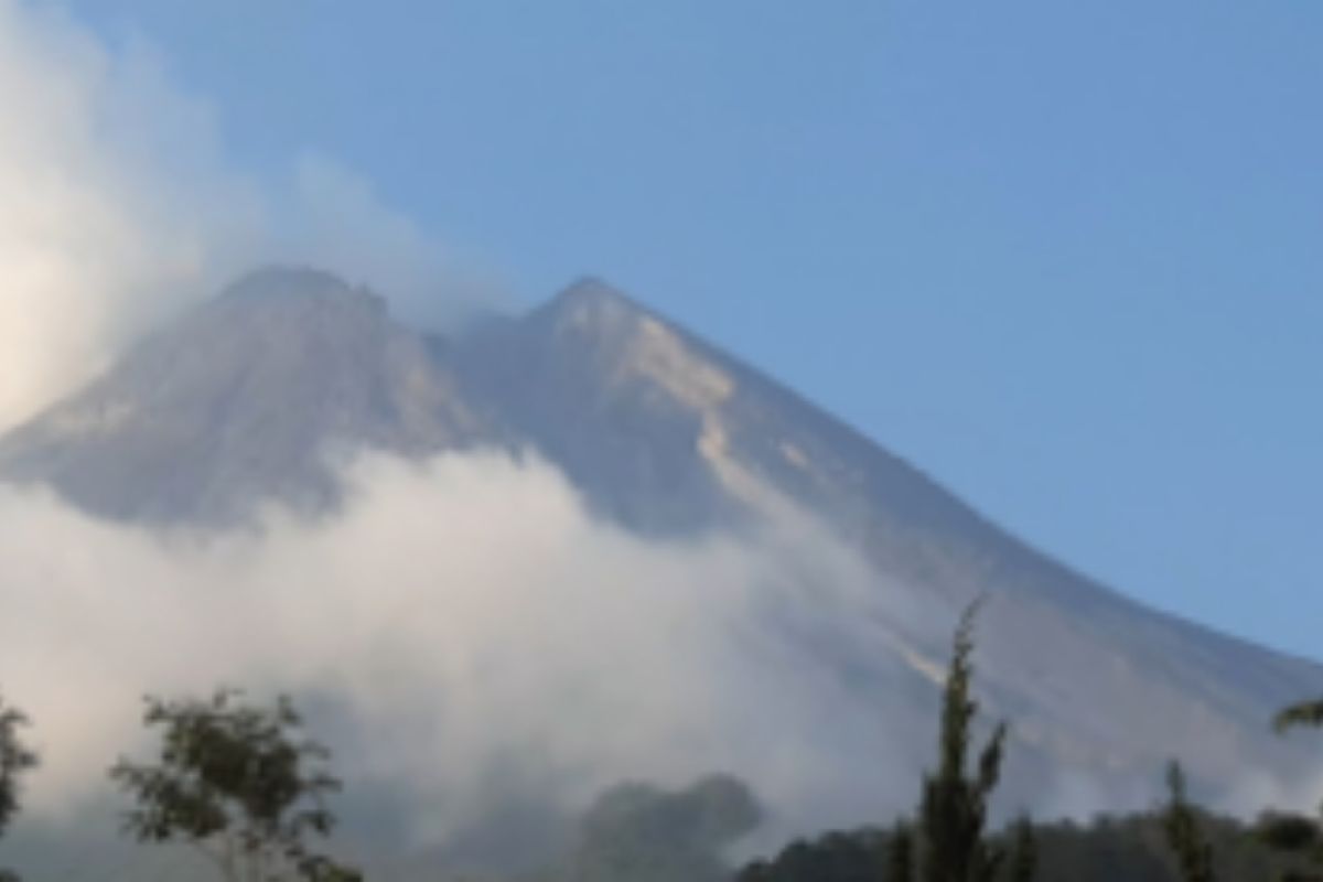 Gunung Merapi keluarkan awan panas