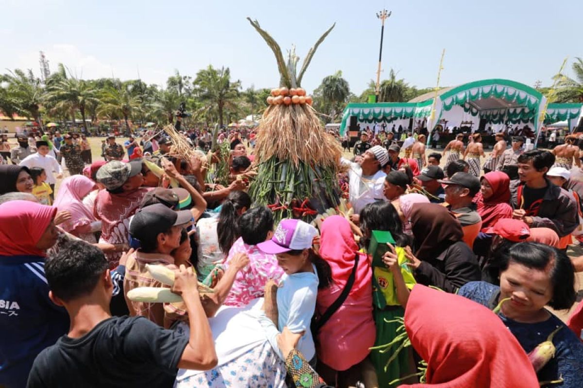 Kirab dua gunungan warnai peringatan Garebek Maulud di Kota Madiun