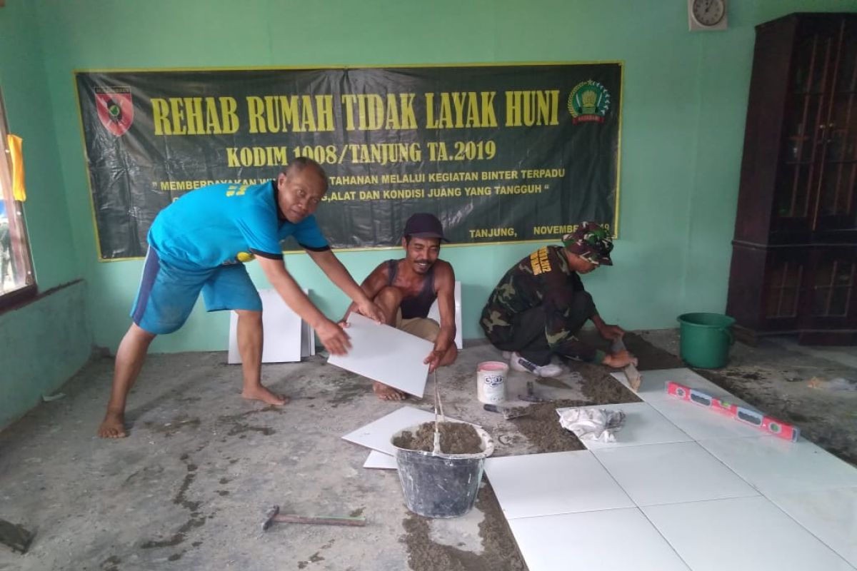 Anggota TNI rehab rumah tak layak huni