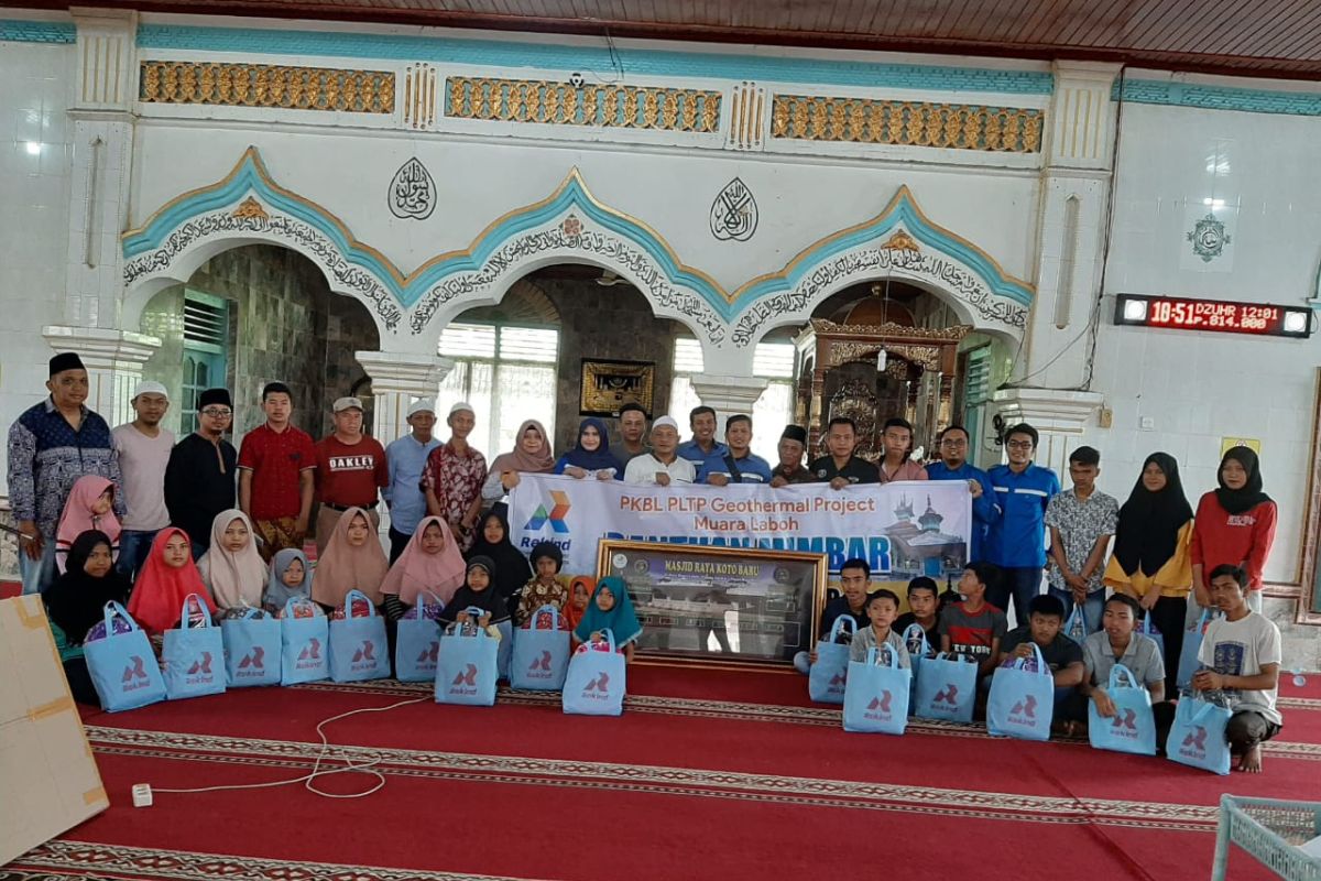 PT Rekind berikan donas untuk masjid dan anak yatim di Solsel