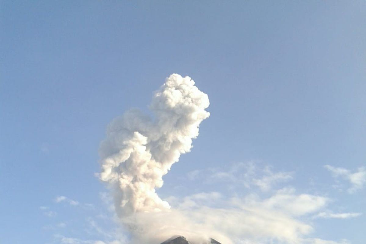 Gunung Merapi muntahkan awan panas, warga diimbau jauhi aliran sungai antisipasi potensi banjir lahar