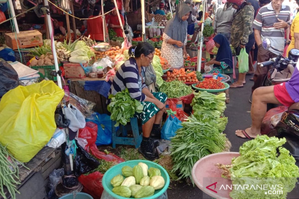 Harga berbagai jenis sayuran di Ambon stabil