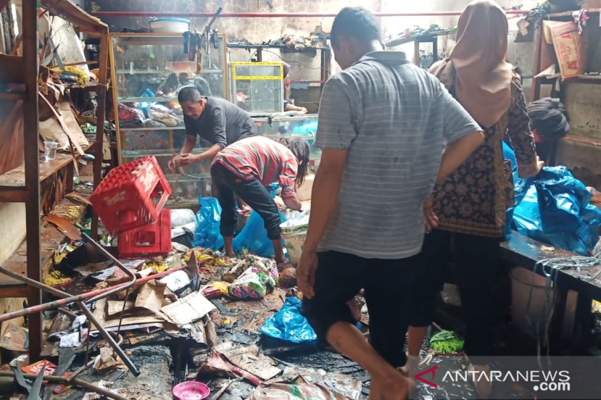 Kebakaran landa kedai harian di Sarang Gagak, kerugian diperkirakan Seratus Juta rupiah