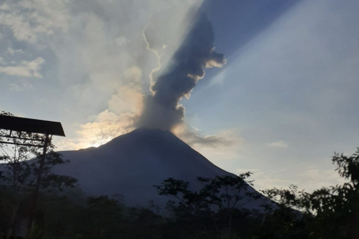 Gunung Merapi keluarkan awan panas setinggi 1.500 meter, status waspada