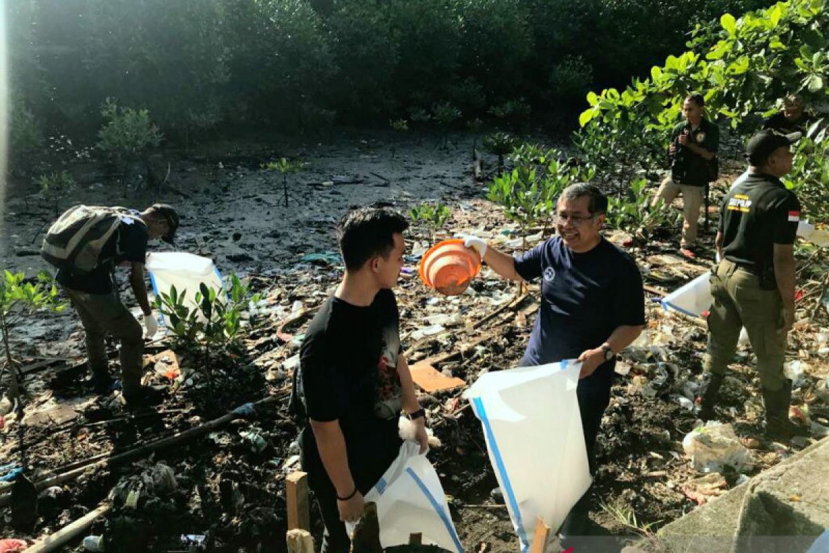 Peserta PIT ISOI XVI lakukan bersih sampah di pantai Ambon