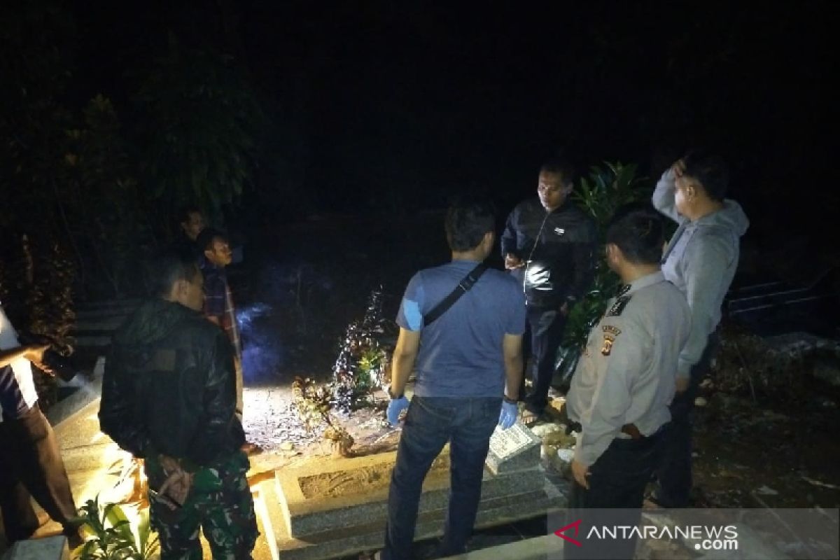 Puluhan makam rusak secara misterius