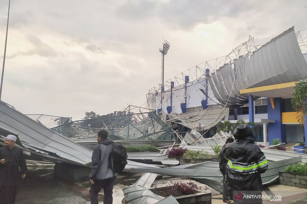 Stadion Arcamanik Bandung porak poranda akibat terjangan angin kencang