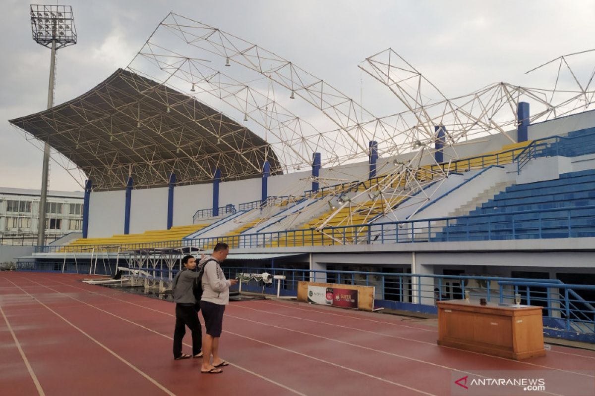 Sebagian besar atap tribun timur Stadion Arcamanik Bandung rusak