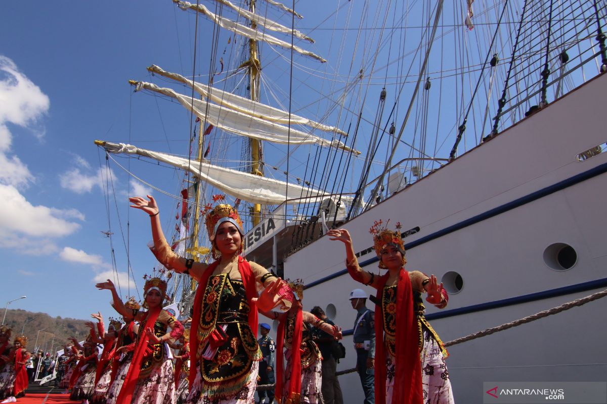 Kedatangan KRI Bima Suci di Banyuwangi disambut meriah