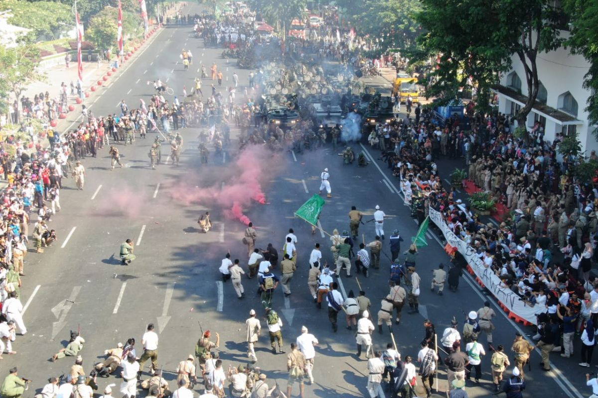 Parade Surabaya Juang semarak, Risma ajak warga jaga persatuan