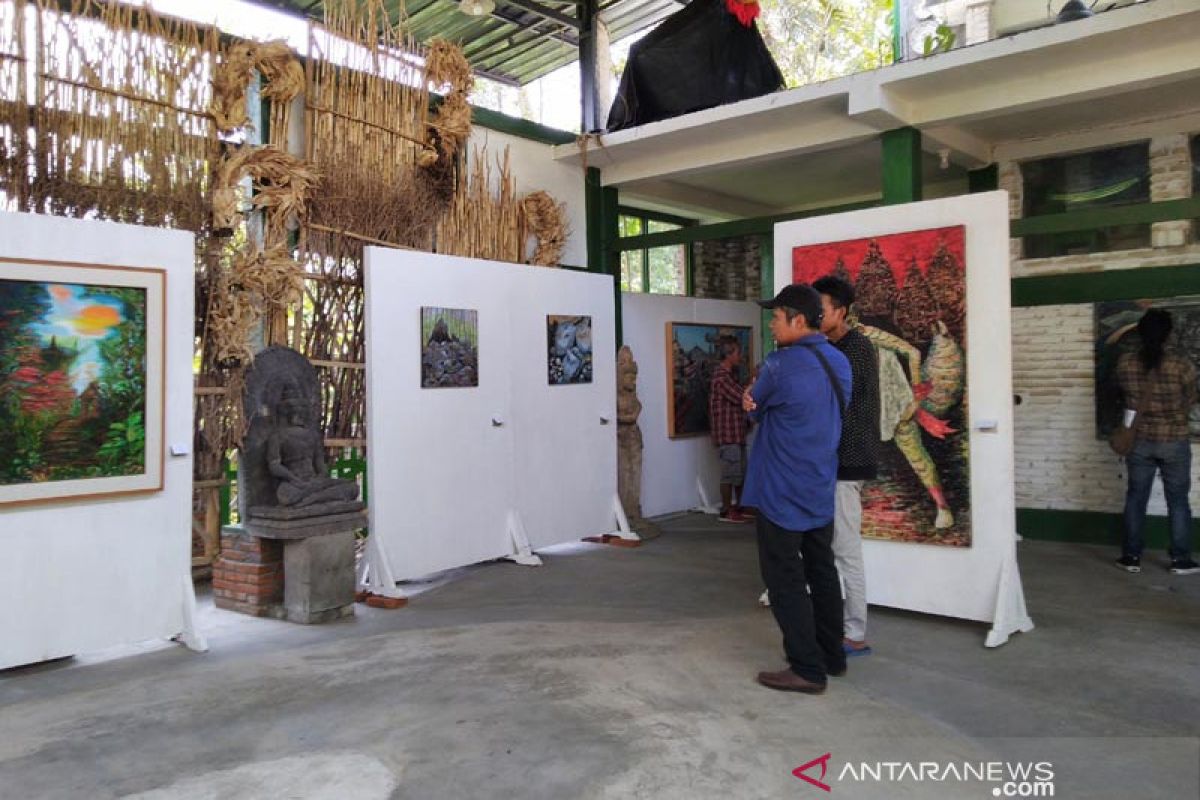 Lima pelukis pameran "Candi-Candi Berbisik" di Studio Mendut