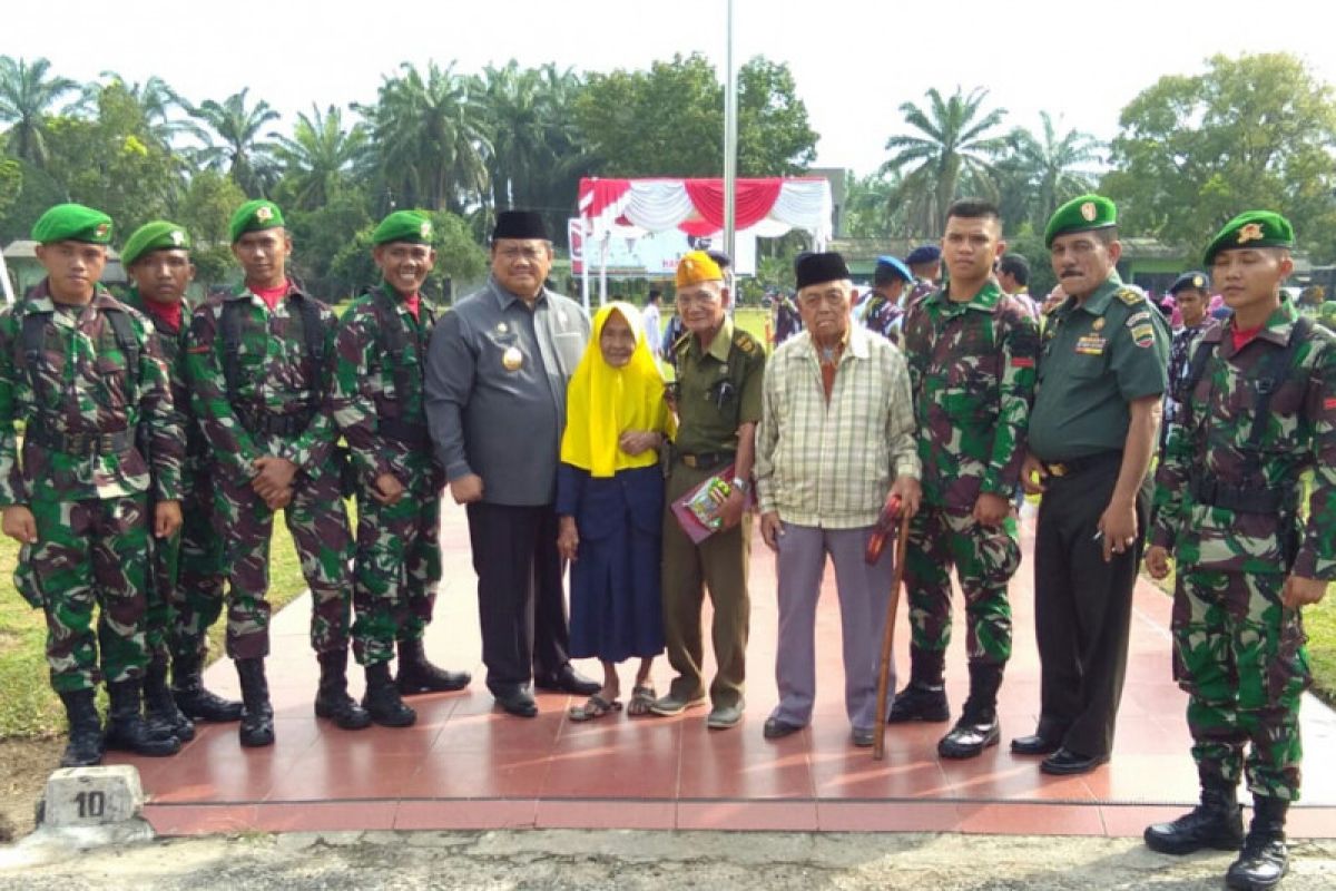 Hari Pahlawan di Labura, pembagian tali asih kepada janda veteran mewarnai