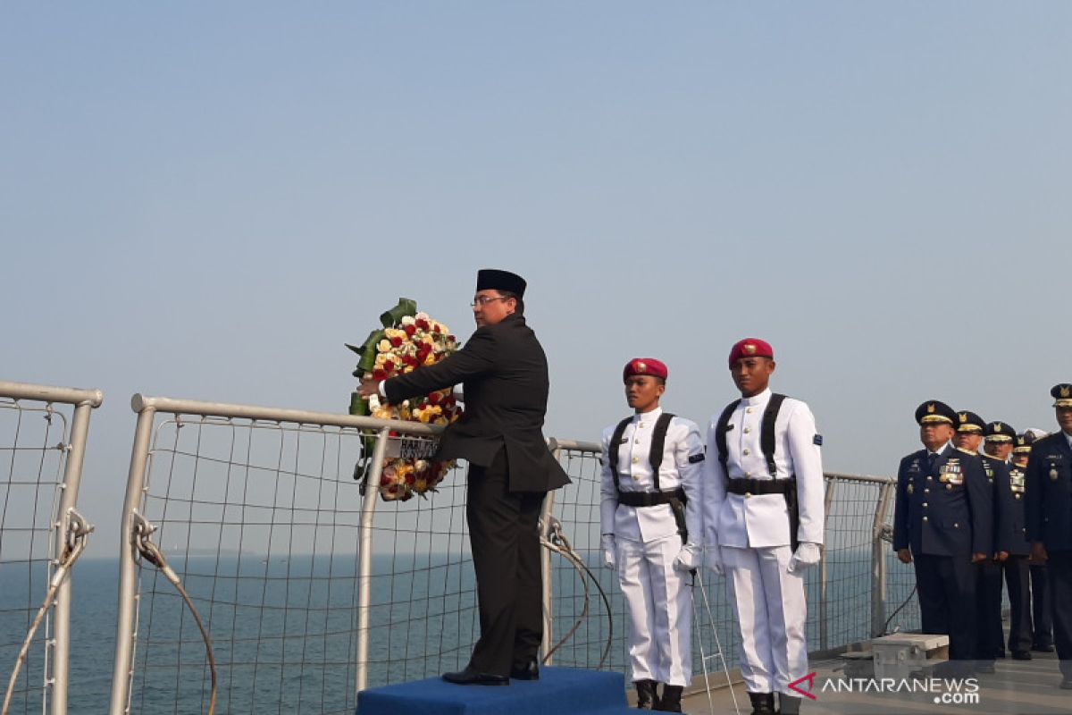 Tabur bunga Hari Pahlawan di KRI Banda Aceh dipimpin Ketua BPK