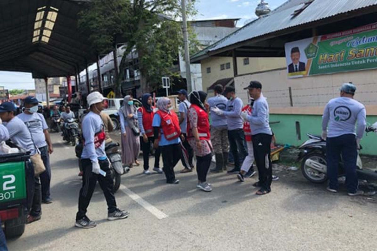 Peringati Hari Pahlawan, Komunitas Pijay Gleeh gelar sosialisasi dan aksi pungut sampah