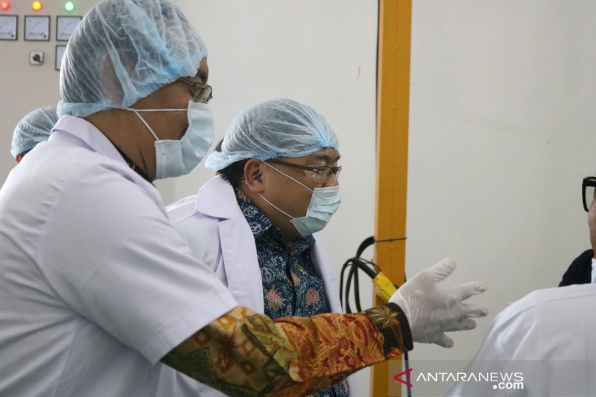 Menristek apresiasi stem cell dan cangkang kapsul Unair