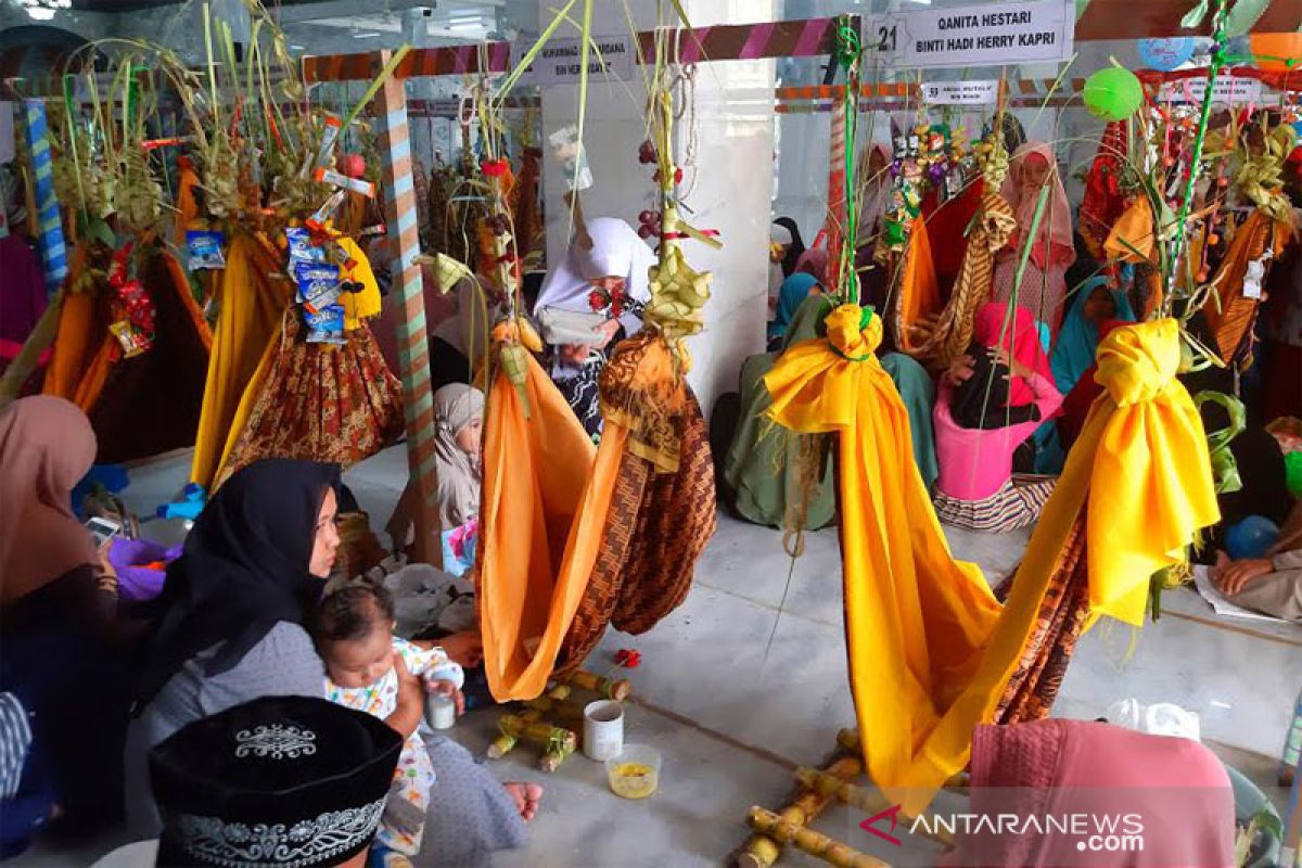 Puluhan balita diayun dalam tradisi Baayun Maulid di Barito Utara