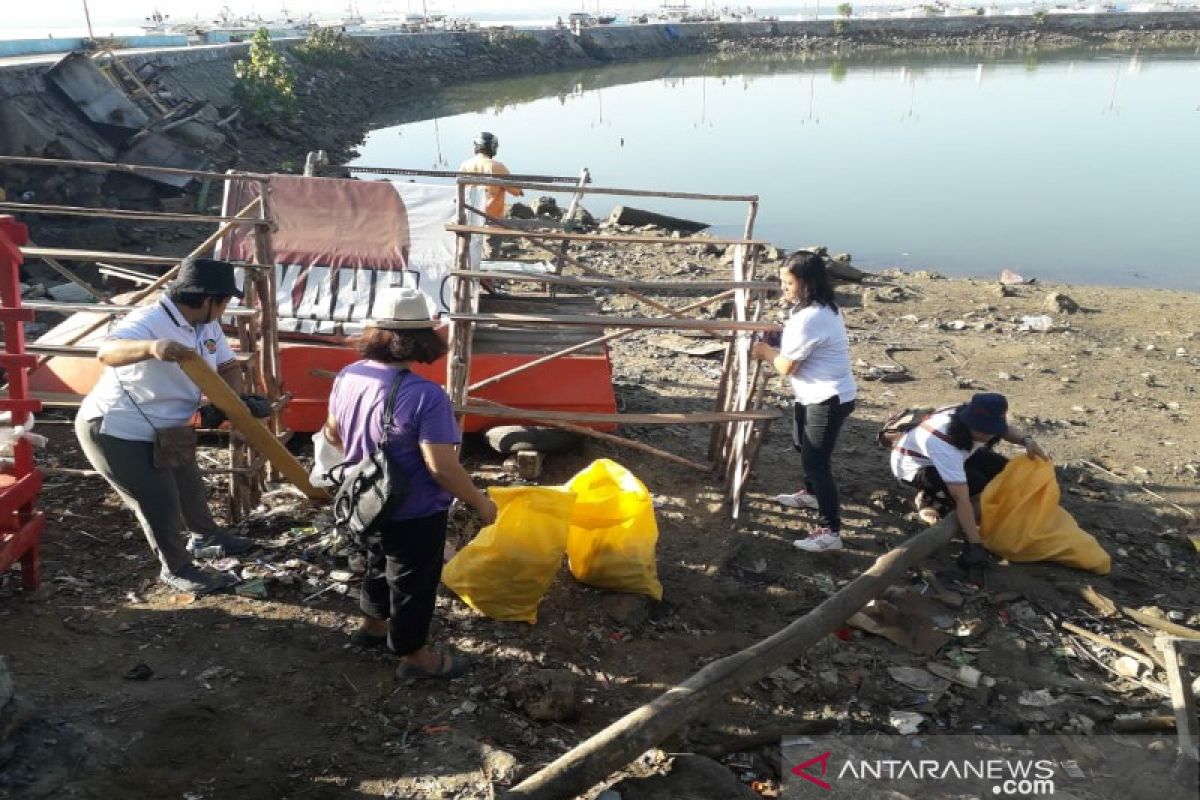 Wanita Katolik di Kendari lakukan aksi bersih-bersih pantai