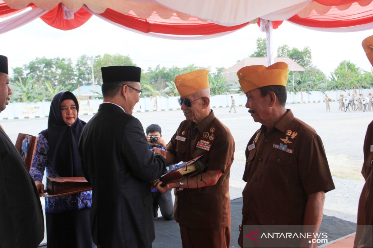 Hari Pahlawan, Pemkot Kendari Beri Bingkisan kepada Veretan