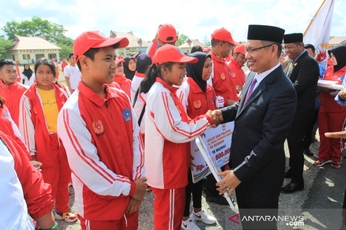 Kendari Serahkan Bonus Atlet dan Pelatih Porprov Sultra XIII