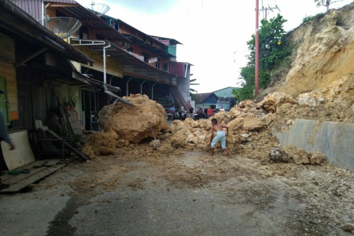 Longsoran batu ganggu arus lalu lintas di Gunungsitoli