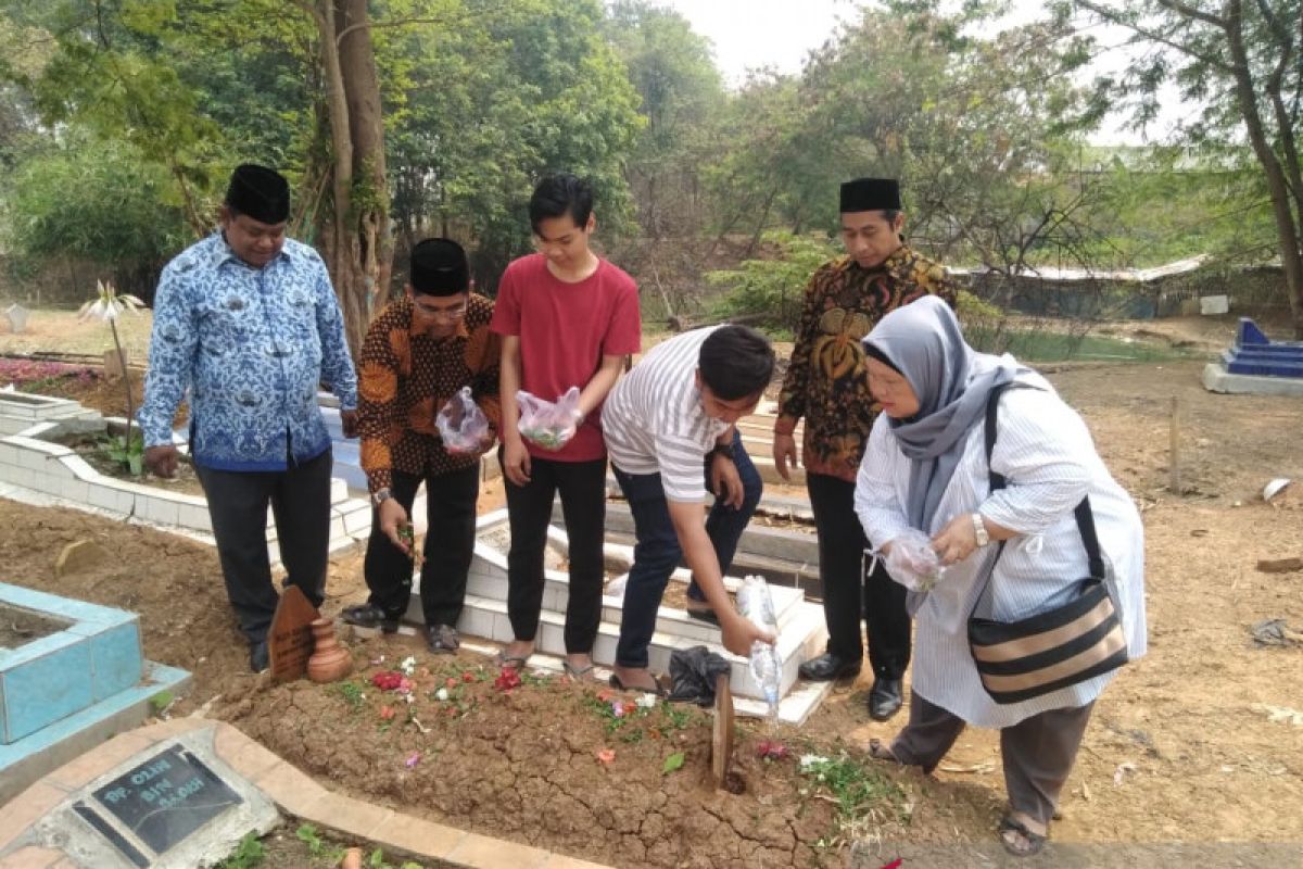 KPU Bekasi lakukan ziarah ke makam pahlawan demokrasi
