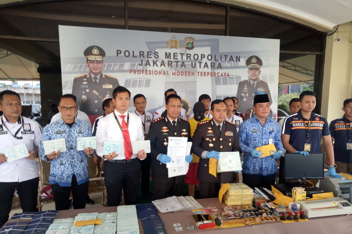 Polres Jakarta Utara tangkap ayah dan anak pemalsu buku Kir