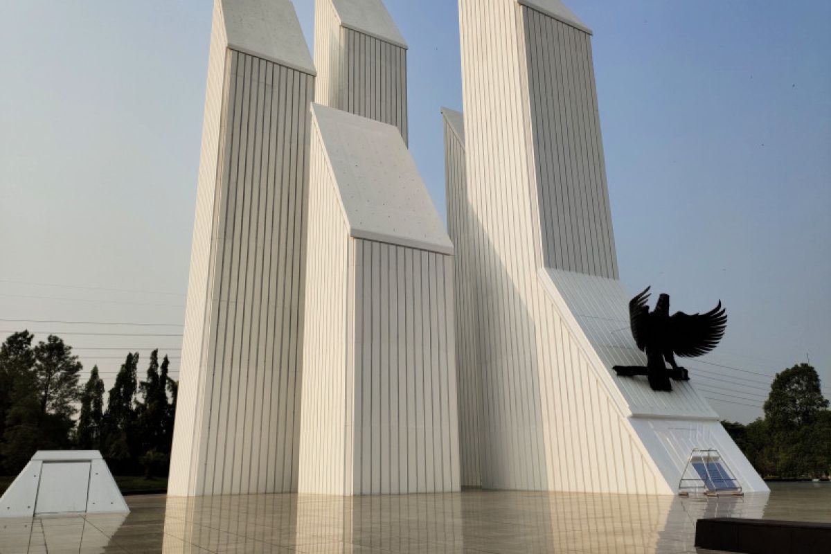 Jokowi honors Indonesia's fallen heroes at Kalibata Memorial Park