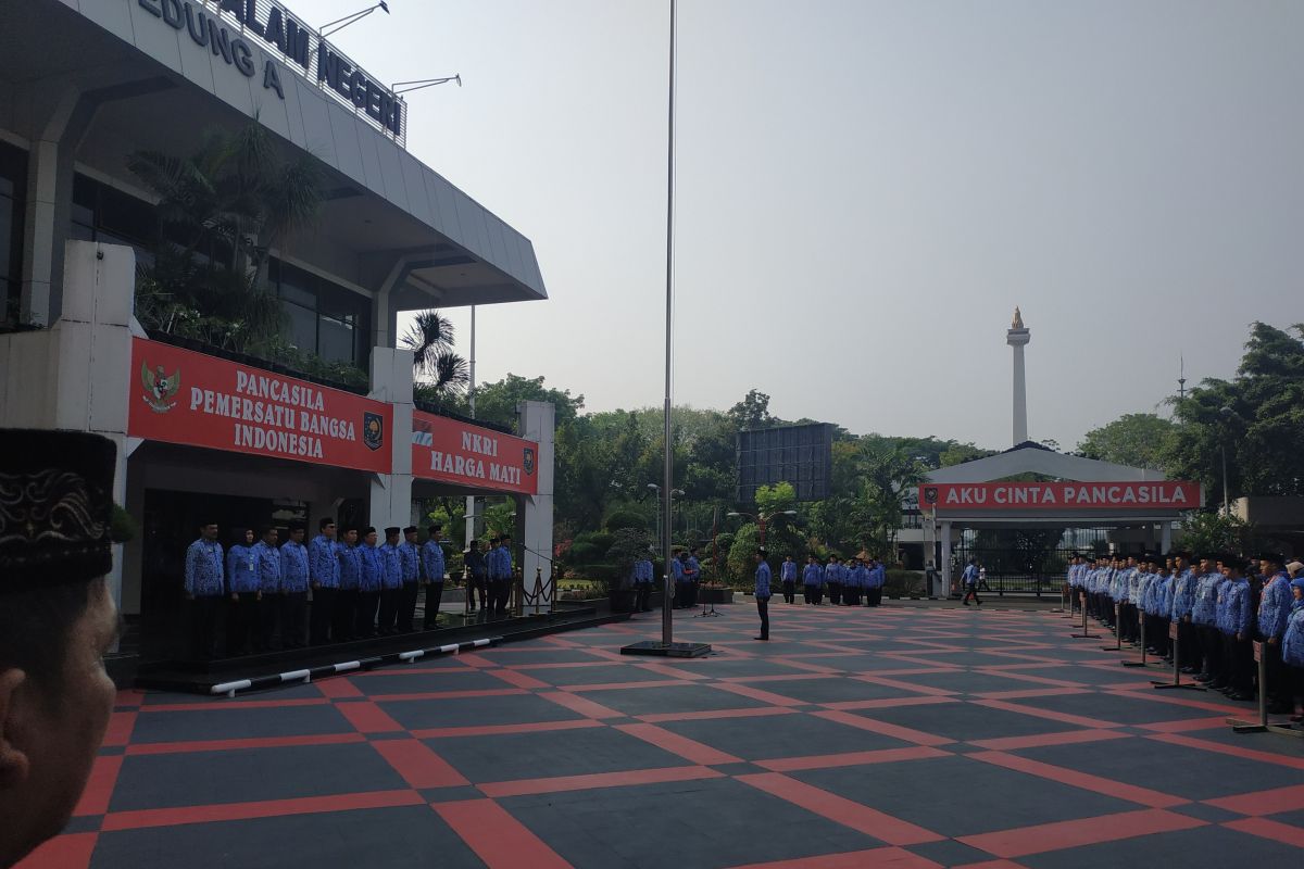 Pahlawan masa kini diaplikasikan dengan tidak sebar hoaks  dan anarkis