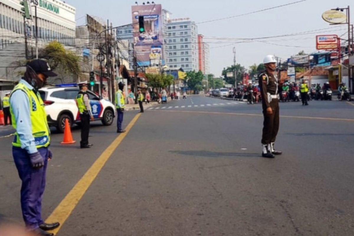 Petugas gabungan ajak pengendara mengheningkan cipta