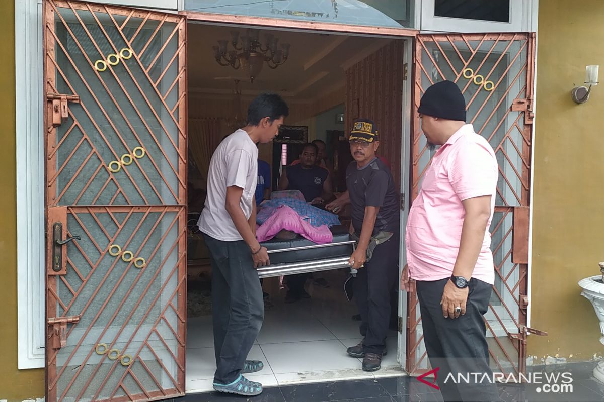 Seorang Kades tewas dengan lima tusukan di rumah pendeta